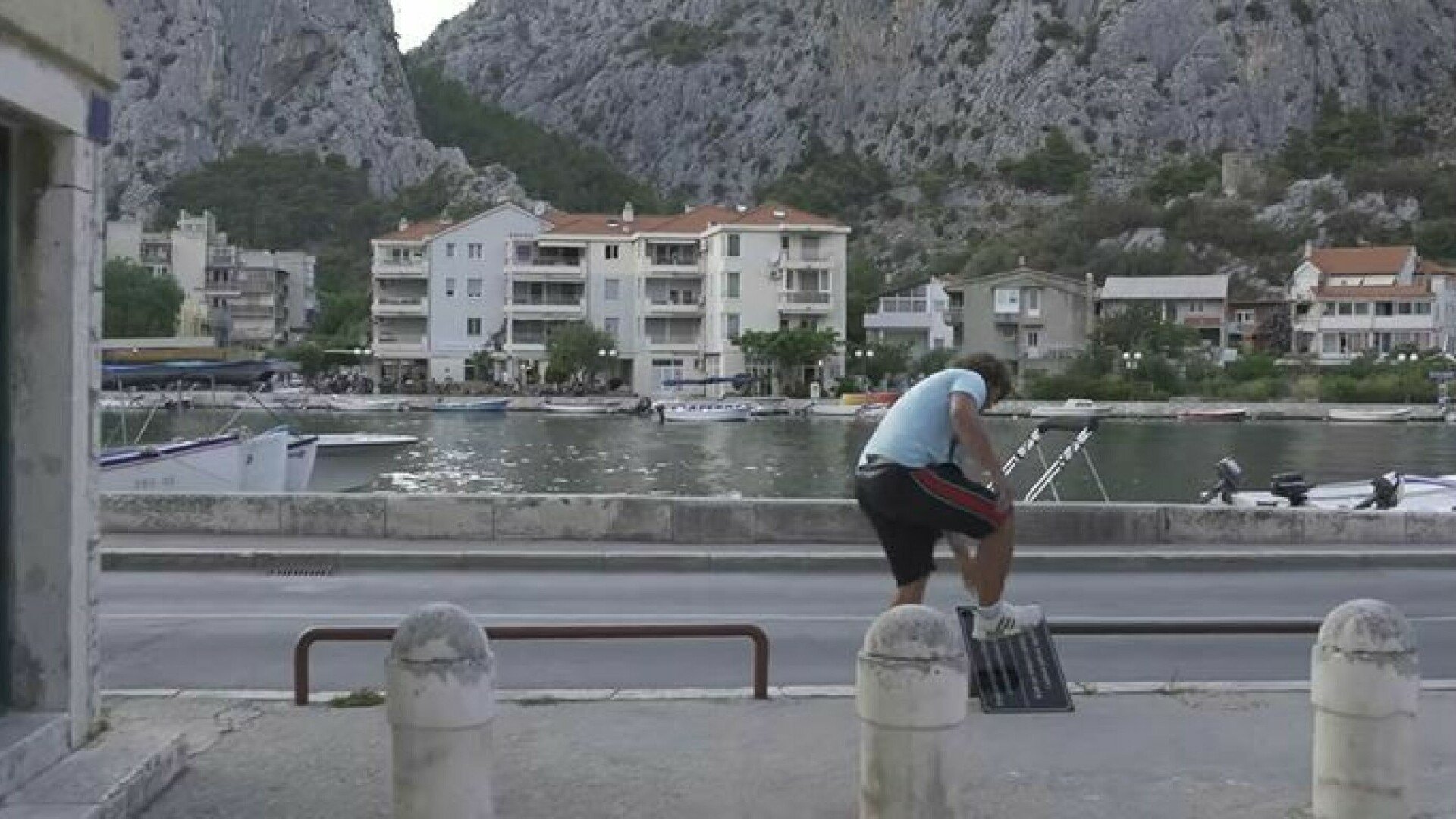 “Kad se Srbin i Hrvat slože i olovo plivati može” – umjetnik postavio ploču, završila u smeću VIDEO “Kad se Srbin i Hrvat slože i olovo plivati može” – umjetnik postavio ploču, završila u smeću VIDEO