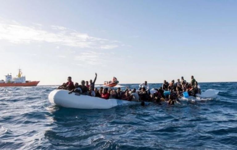 Potonuo brod sa više desetina migranata