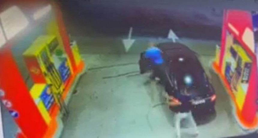 Ukrao auto pa se zakucao u aparat za plin (VIDEO) Ukrao auto pa se zakucao u aparat za plin (VIDEO)