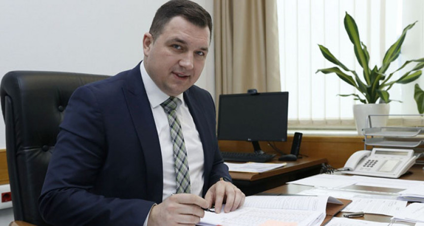 Ministar Lučić potrošio 60.000 KM u kafanama, bahatio se i sa službenim vozilom Ministar Lučić potrošio 60.000 KM u kafanama, bahatio se i sa službenim vozilom
