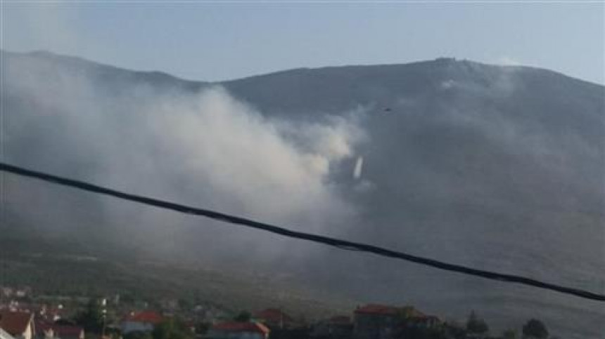Požar na Leotaru kod Trebinja i dalje aktivan