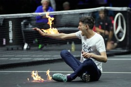 Aktivista zapalio ruku pred Đokovićem, Nadalom i Federerom Aktivista zapalio ruku pred Đokovićem, Nadalom i Federerom