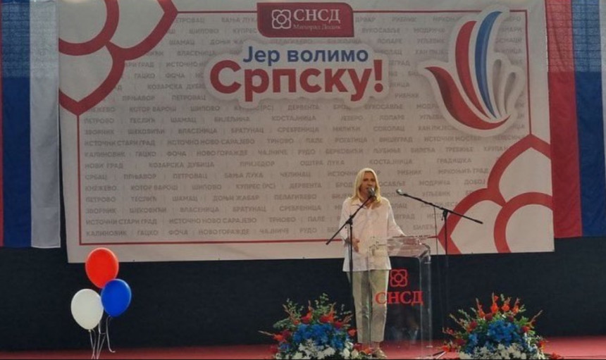 Željka Cvijanović izviždana na skupu SNSD-a u Kneževu! (VIDEO)