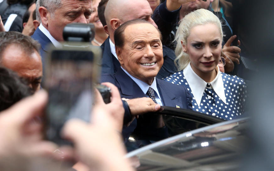 Bivši premijer Italije se vraća u parlament, a dovodi i mnogo mlađu djevojku (FOTO)