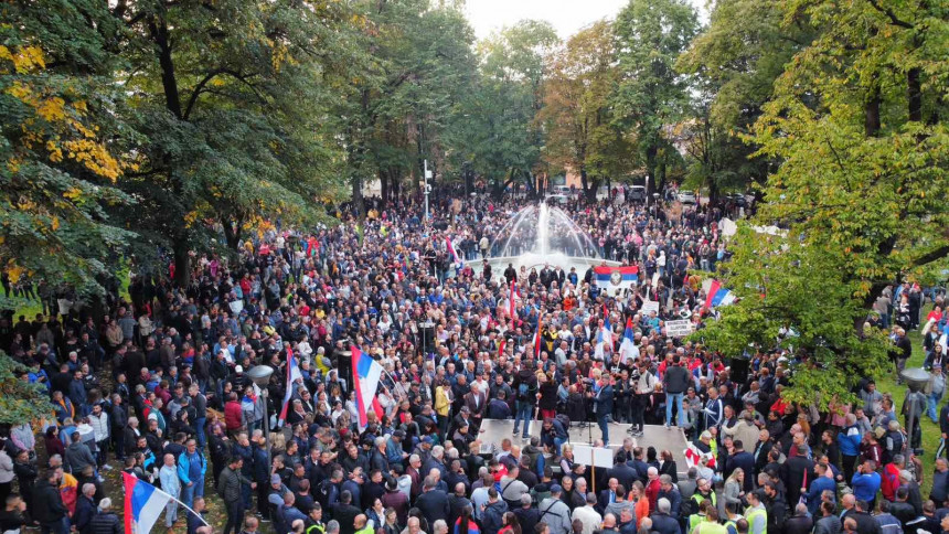 Počeo protest u parku, krenula protesna šetnja prema centru grada (UŽIVO)