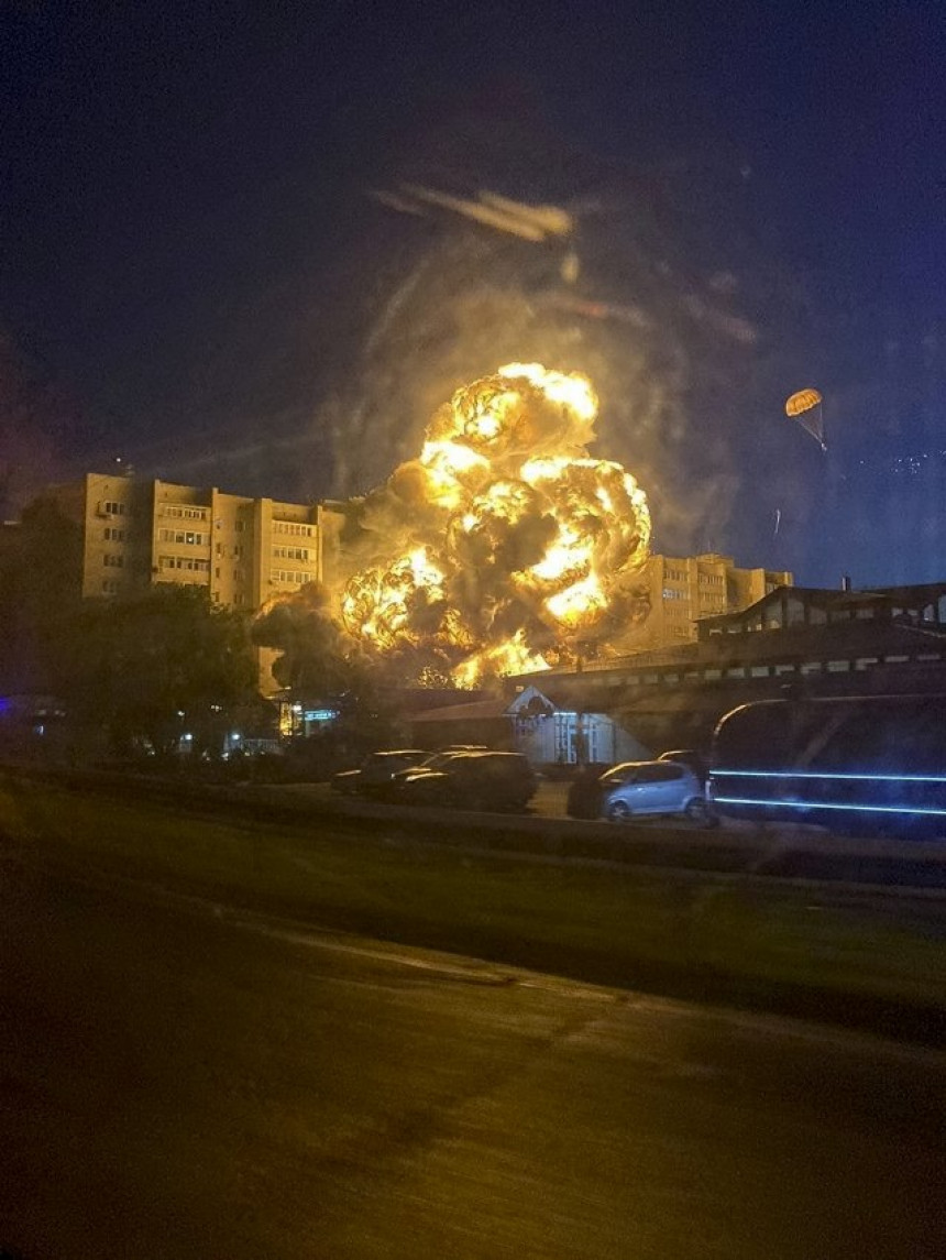 Dvoje mrtvih i 15 ranjenih u padu aviona na zgradu Dvoje mrtvih i 15 ranjenih u padu aviona na zgradu