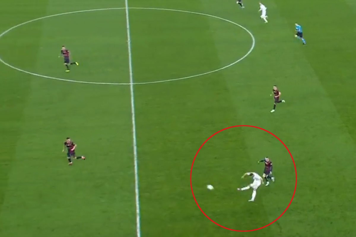 Nevjerovatan gol Podolskog sa svoje polovine terena (VIDEO)