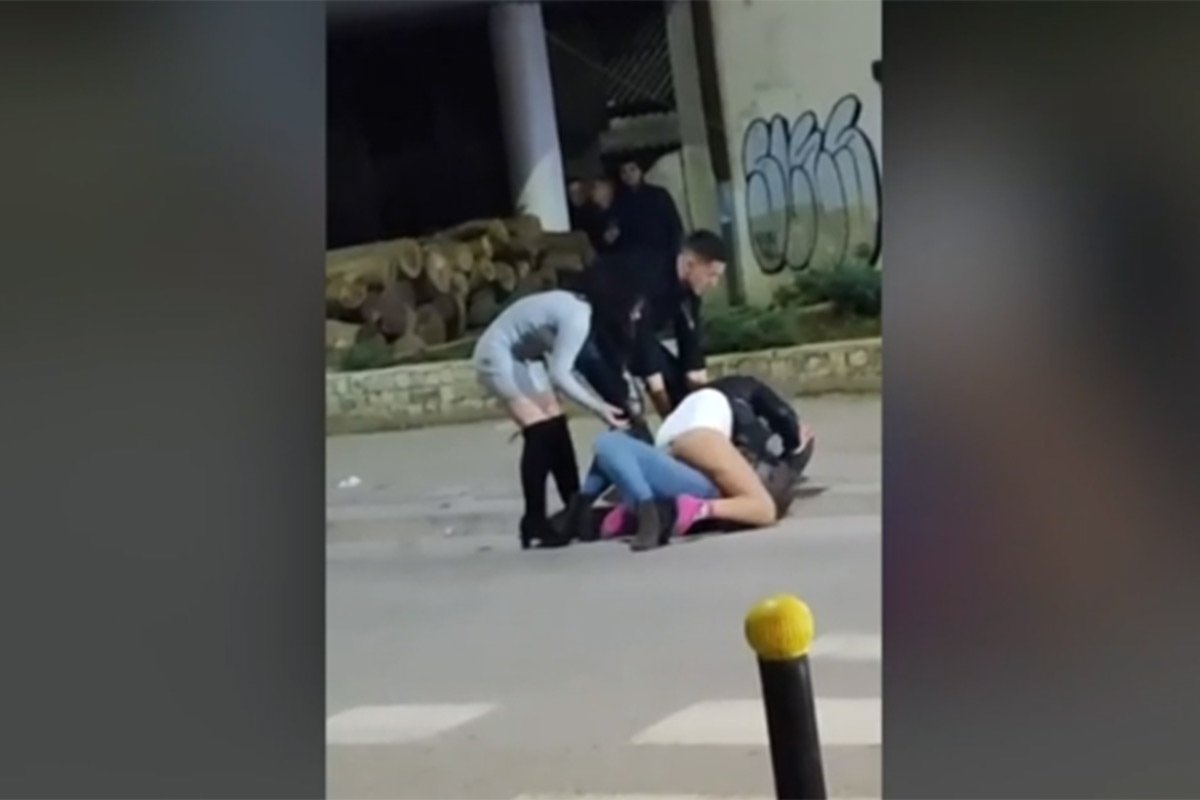 Žestoka tuča, djevojke se valjale po ulici (VIDEO)