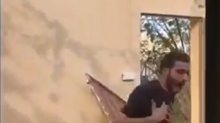 Pogledajte ludo slavlje Saudijaca: Tip je iščupao vrata i bacio ih u dvorište Pogledajte ludo slavlje Saudijaca: Tip je iščupao vrata i bacio ih u dvorište