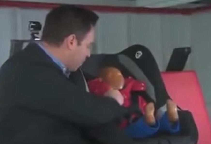  I kada je hladno ovako ne smijete da vozite dijete u autosjedalici (VIDEO)