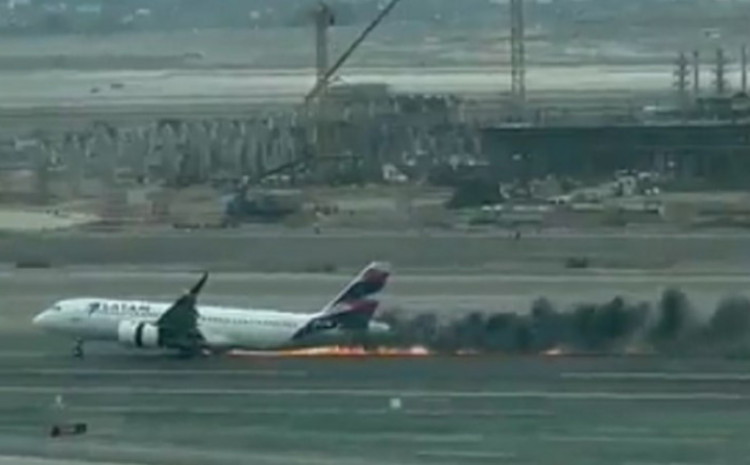 Avion udario u vozilo, poginula dva vatrogasca (VIDEO)