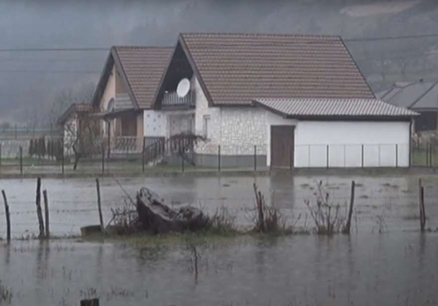Desetine porodica na sjeveru Crne Gore napustile domove zbog poplava (VIDEO)