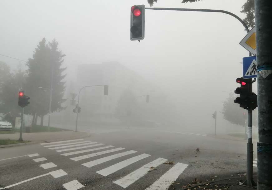 Jutros mokri kolovozi: Vozačima se savjetuje oprezna vožnja zbog magla u kotlinama i duž rijeka