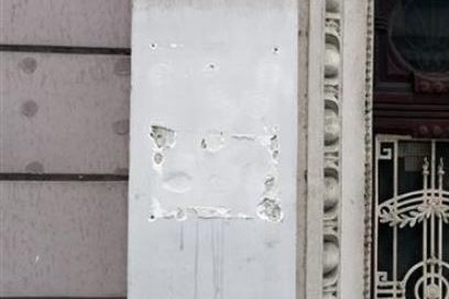Oštećen ulaz u zgradu “Prosvjete”: Uništene ploče sa natpisima na kojima je i ćirilica (FOTO)