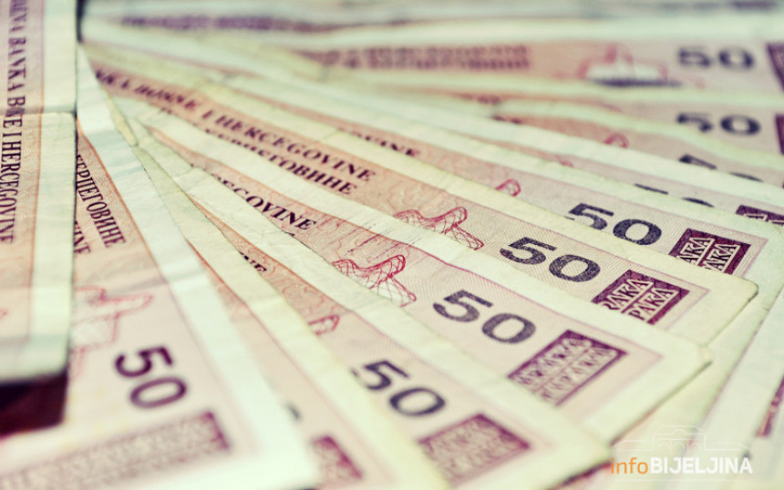 Novi rast kamata: Rate kredita veće i za 100 maraka Novi rast kamata: Rate kredita veće i za 100 maraka