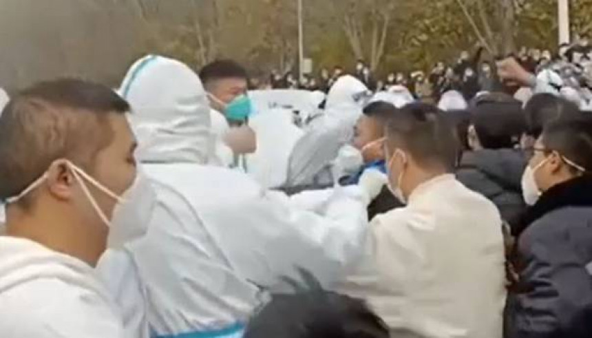 Protest u fabrici iPhonea, policija prebila radnike