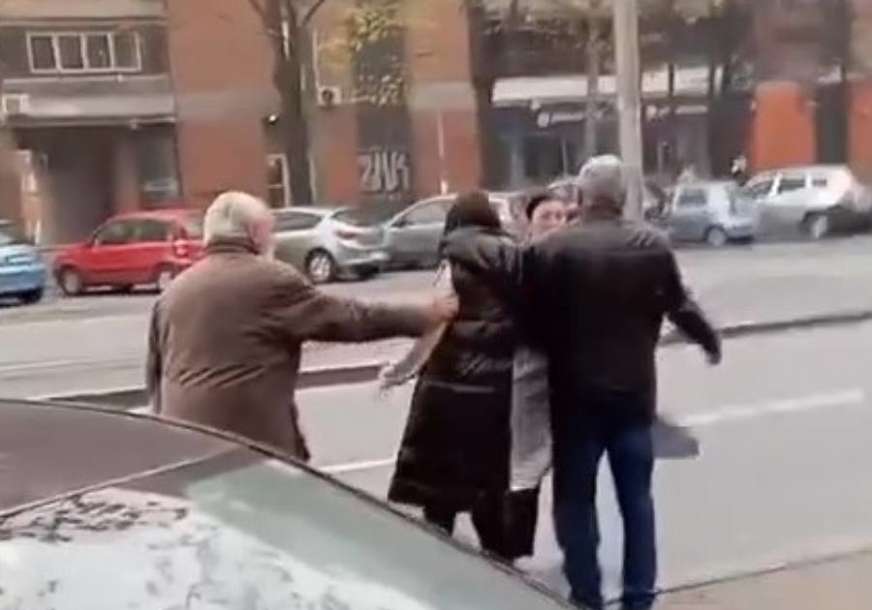 Incident na parkingu: Muškarac branio mjesto, žena ga „napala“ (VIDEO)