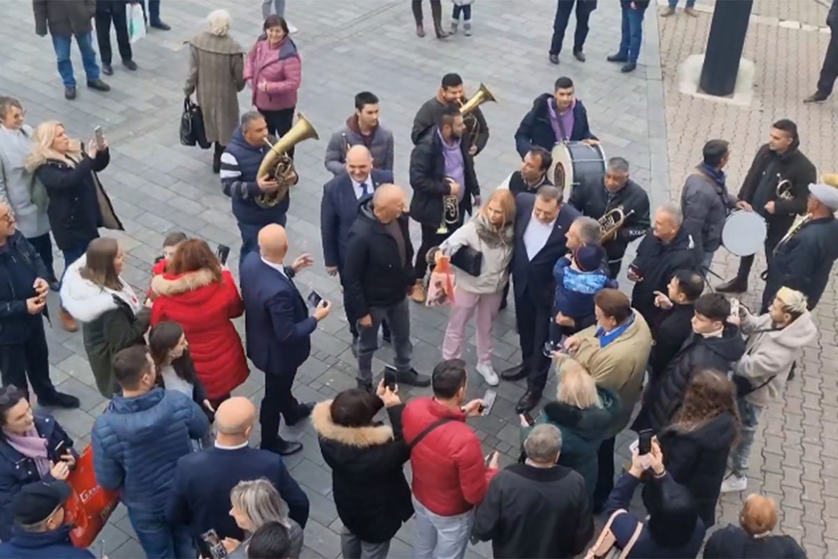 Dodik sa trubačima u centru Banjaluke (VIDEO)