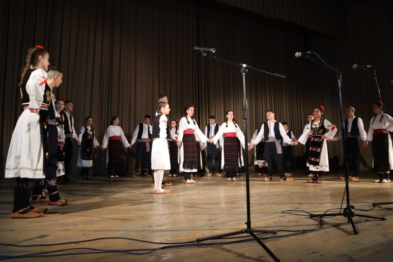 Udruženje za očuvanje narodne pjesme i igre “Sava Vladislavić” održalo završni koncert (FOTO) Udruženje za očuvanje narodne pjesme i igre “Sava Vladislavić” održalo završni koncert (FOTO)
