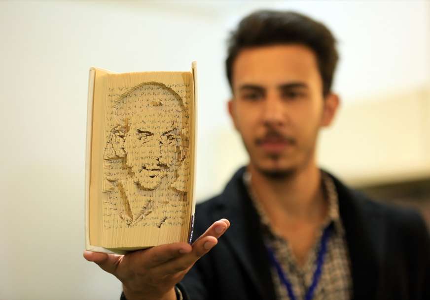 Irački umjetnik „gravirajući“ likove poznatih ličnosti daje život starim knjigama