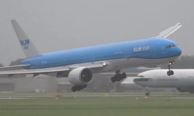 Zastrašujuće: Ovako izgleda slijetanje „boinga 777″ po oluji vijeka