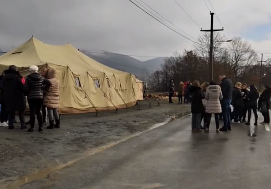 U toku uklanjanje barikada na KiM: Građani i dalje okupljeni u Rudaru i Ibarskoj Slatini