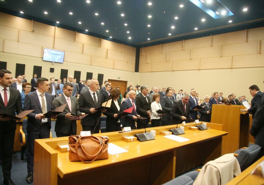 U novoj Vladi Srpske očekuje se prva ostavka (FOTO)