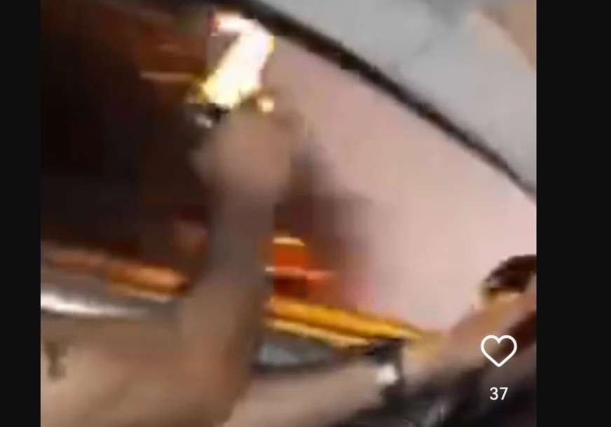 „Pukom srećom niko nije stradao“ Mladić u vožnji puca kroz prozor, snimak sve šokirao (VIDEO)
