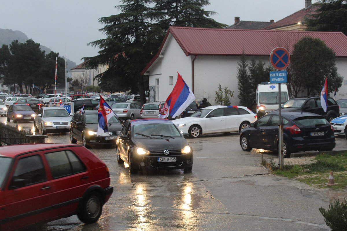Kolona automobila kroz Trebinje čestitala rođendan Srpskoj