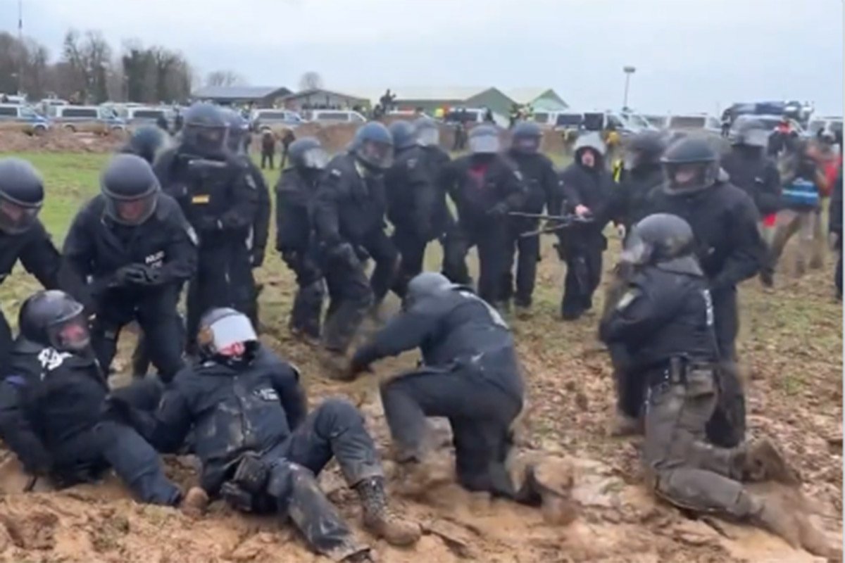 Policajci krenuli na demonstrante, pa se zaglavili u blatu (VIDEO)
