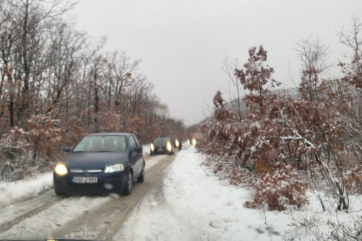 Velike padavine u Hercegovini: Snijeg pola metra, preplavljeni seoski putevi