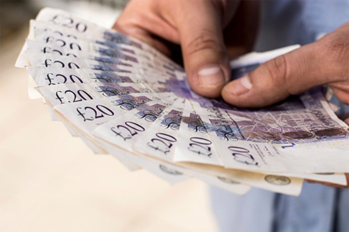 Očekuju sedam miliona za luster plaćen 250 funti (FOTO) Očekuju sedam miliona za luster plaćen 250 funti (FOTO)