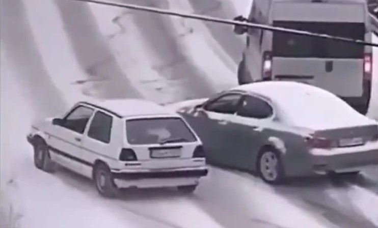 Hit snimak: Vozač BMW-a zapeo u snijegu, a onda se pojavio Golf „dvojka“