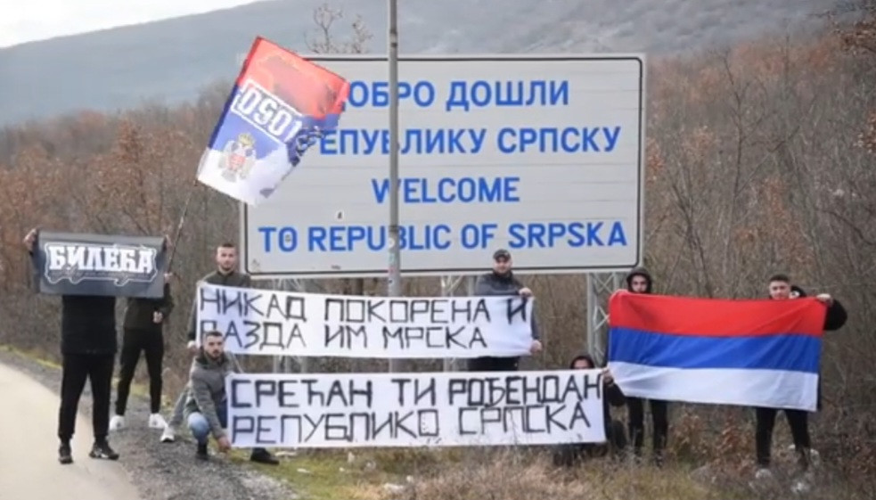 „Grobari“ iz Bileće bakljadom proslavili Dan Republike Srpske (Video)