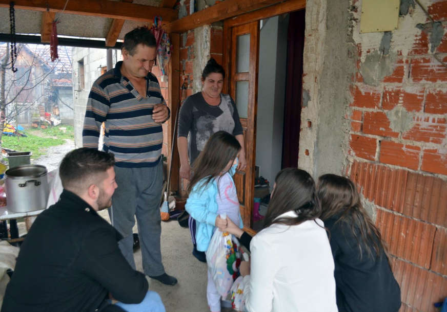 Humanitarna akcija u Zvorniku: Srednjoškolci dijelili paketiće mališanima iz siromašnih porodica