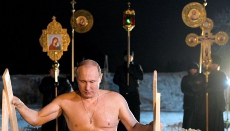 Vladimir Putin okupao se u ledenoj vodi povodom Bogojavljenja
