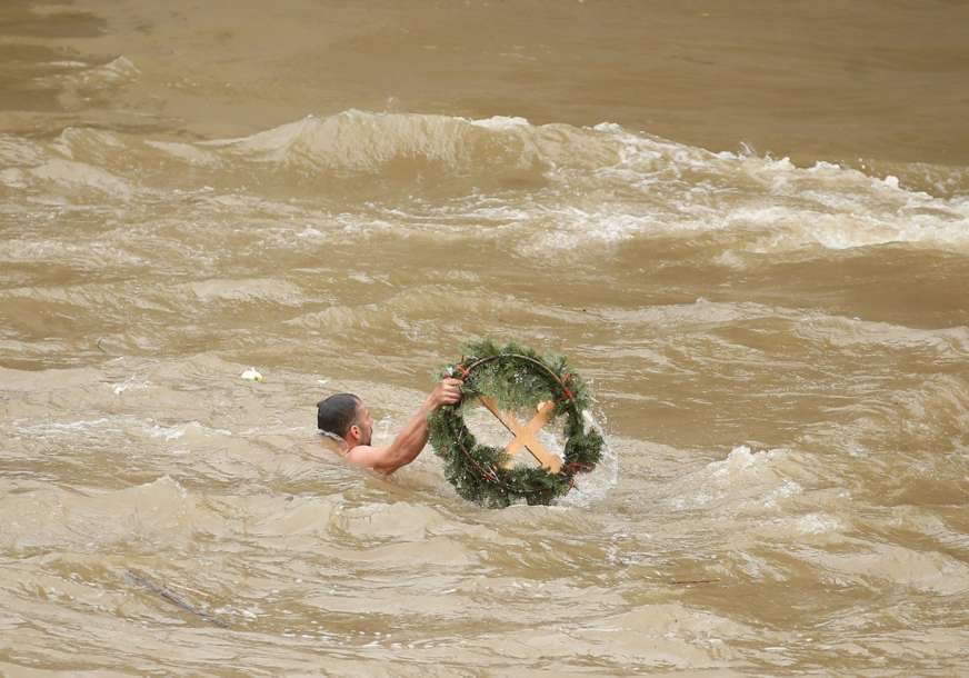 On je bio junak i u nabujalom Vrbasu: Samo jedan Banjalučanin plivao za Časni krst (FOTO)