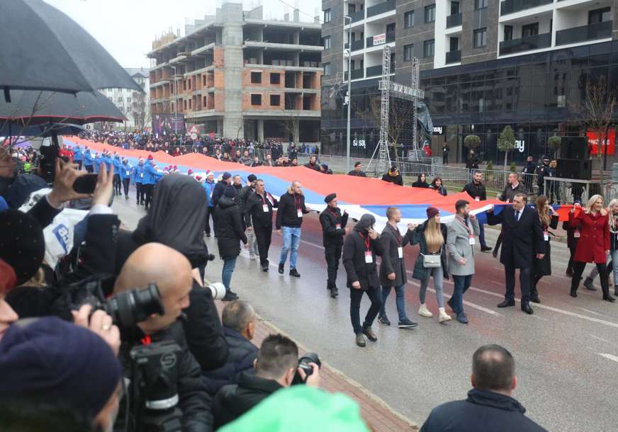 Završen defile u Istočnom Sarajevu: Za Dan Republike razvijena zastava duga 527 metara (FOTO)