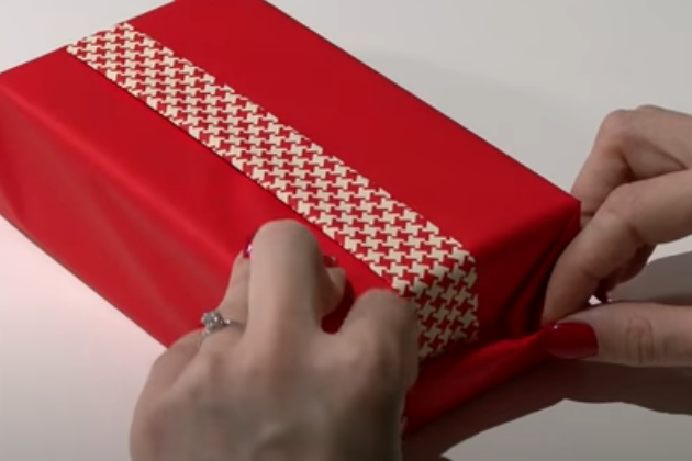 Ovo bi mnoge obradovalo: Pogledajte od čega je napravila mašnu i zapakovala poklon (VIDEO)