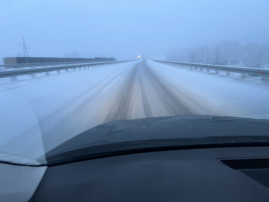 Snijeg iznenadio putare, autoput „9. januar“ zatrpan