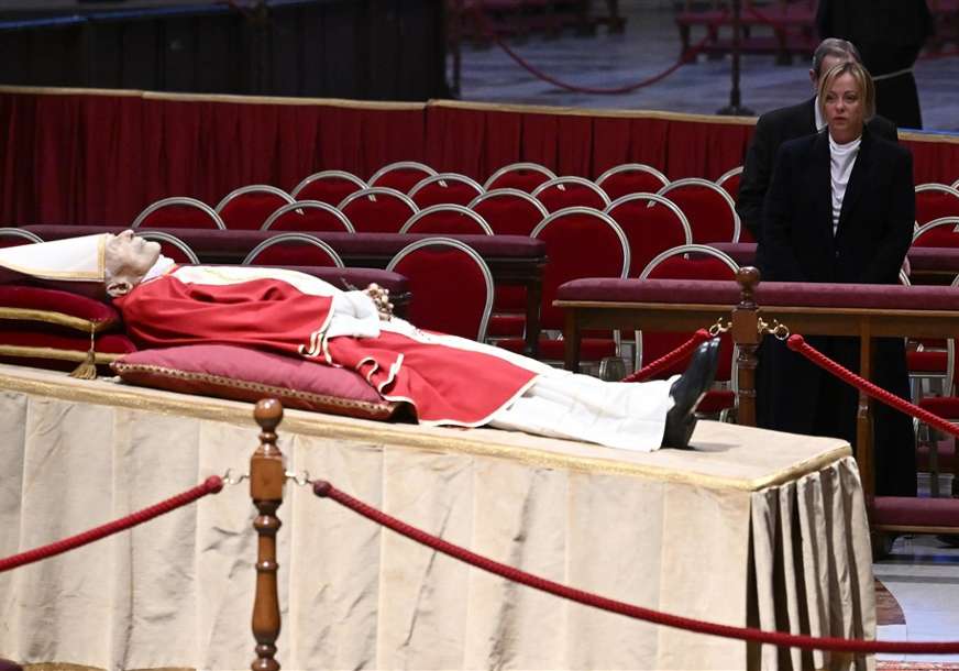 Građani se opraštaju od pape: Tijelo Benedikta XVI izloženo u bazilici sv. Petra u Vatikanu