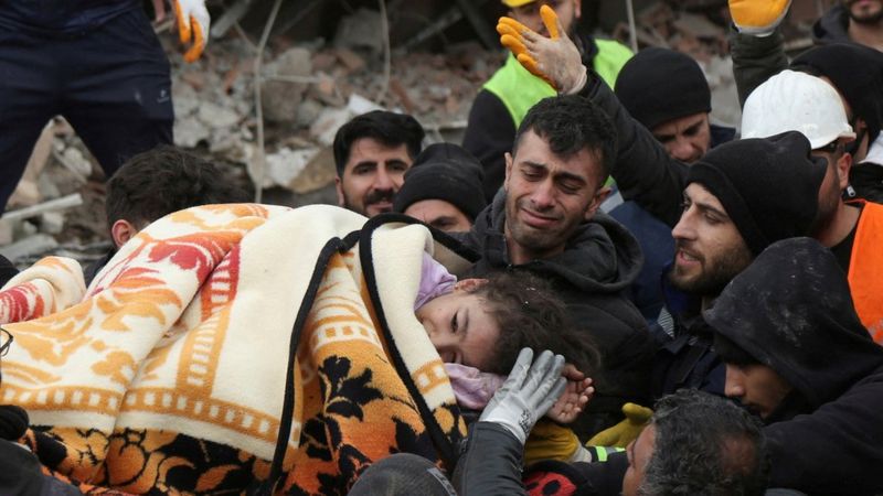 Zemljotres u Turskoj i Siriji: Očajnička potraga za preživelima, zgrade srušene do temelja (video)