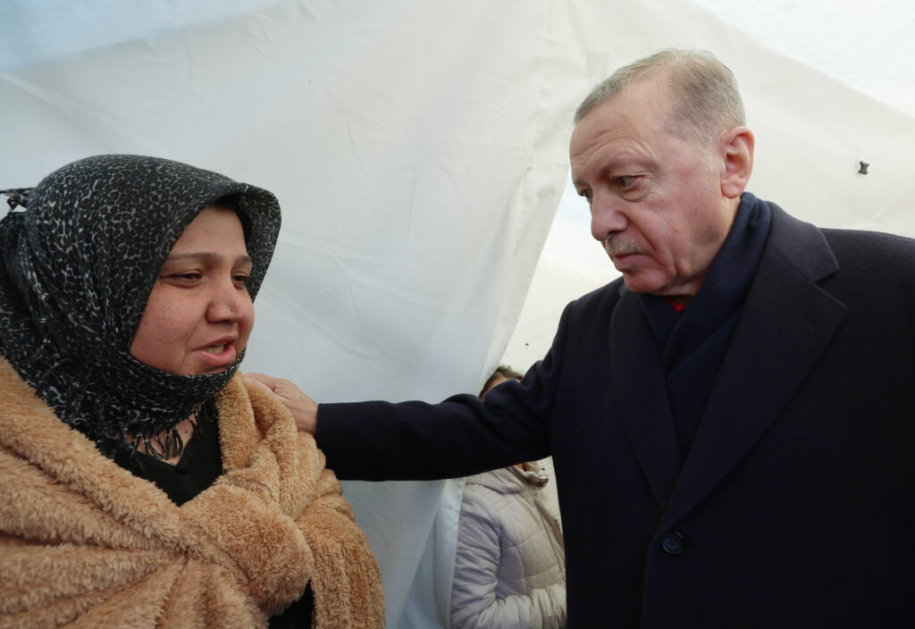 U Turskoj i Siriji više od 15.000 mrtvih, Turci bijesni na Erdogana