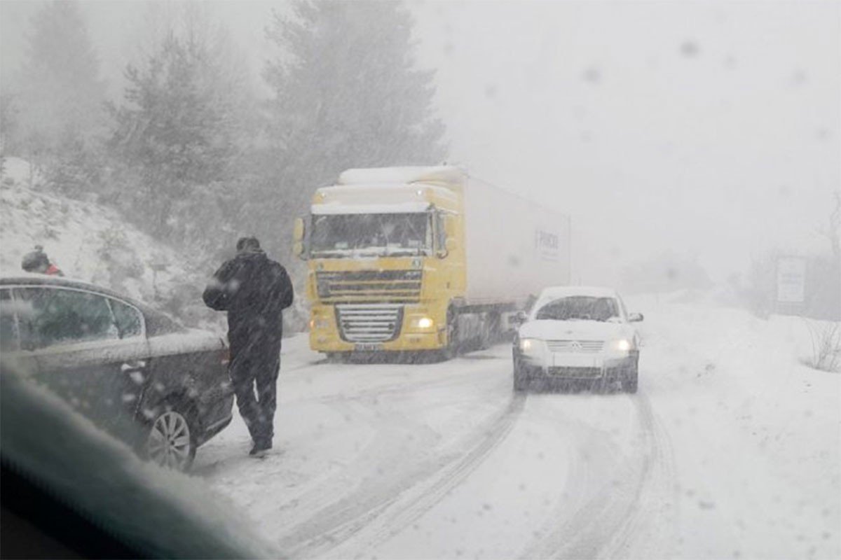 Snijeg stvara probleme na saobraćajnicama