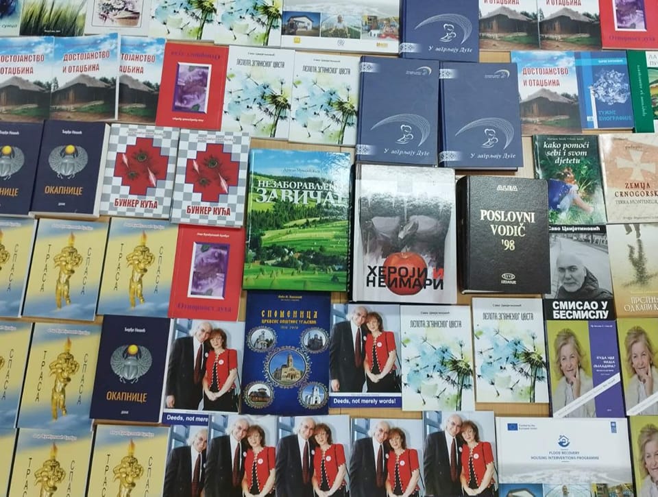 Medjunrodni dan darivanja knjiga – Načelnik opštine Lopare poklonio 60 knjiga Narodnoj biblioteci „Desanka Maksimović“ u Loparama