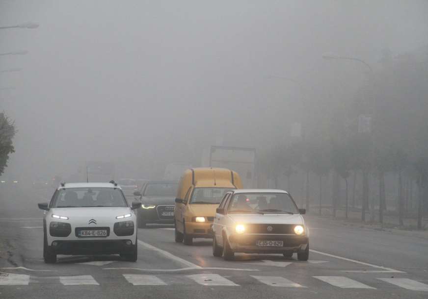 Mjestimično vlažni kolovozi i magla: Na određenim dionicama saobraćaj se odvija usporeno