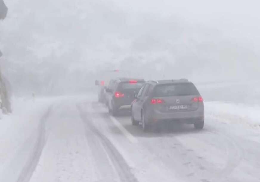 Snijeg napravio haos u Hrvatskoj: Dalmacija i dalje odsječena, veliki broj vozača ostao zaglavljen na putevima