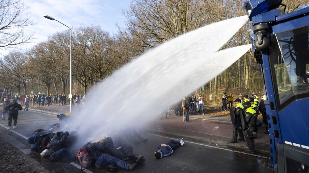 Policija brutalnom silom razbila proteste u Holandiji