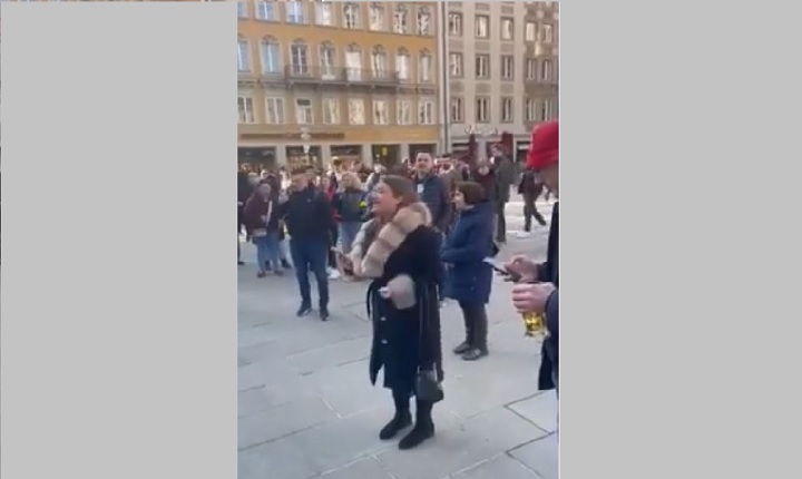 Ovacije za Banjalučanku zbog pjesme na trgu u Minhenu (VIDEO)