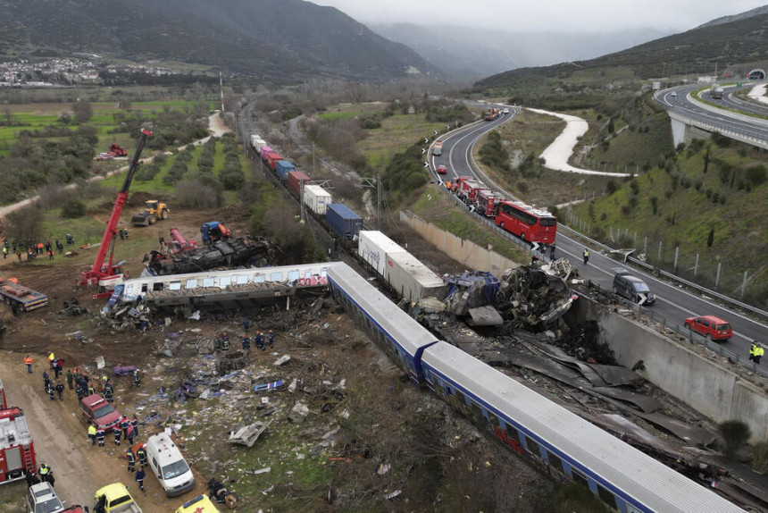 Stravični prizori nakon sudara vozova u Grčkoj: Najmanje 30 poginulih, traga se za nestalim